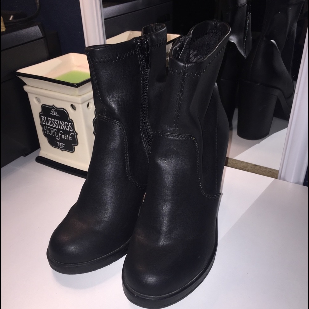 Leather heel bootie in black
